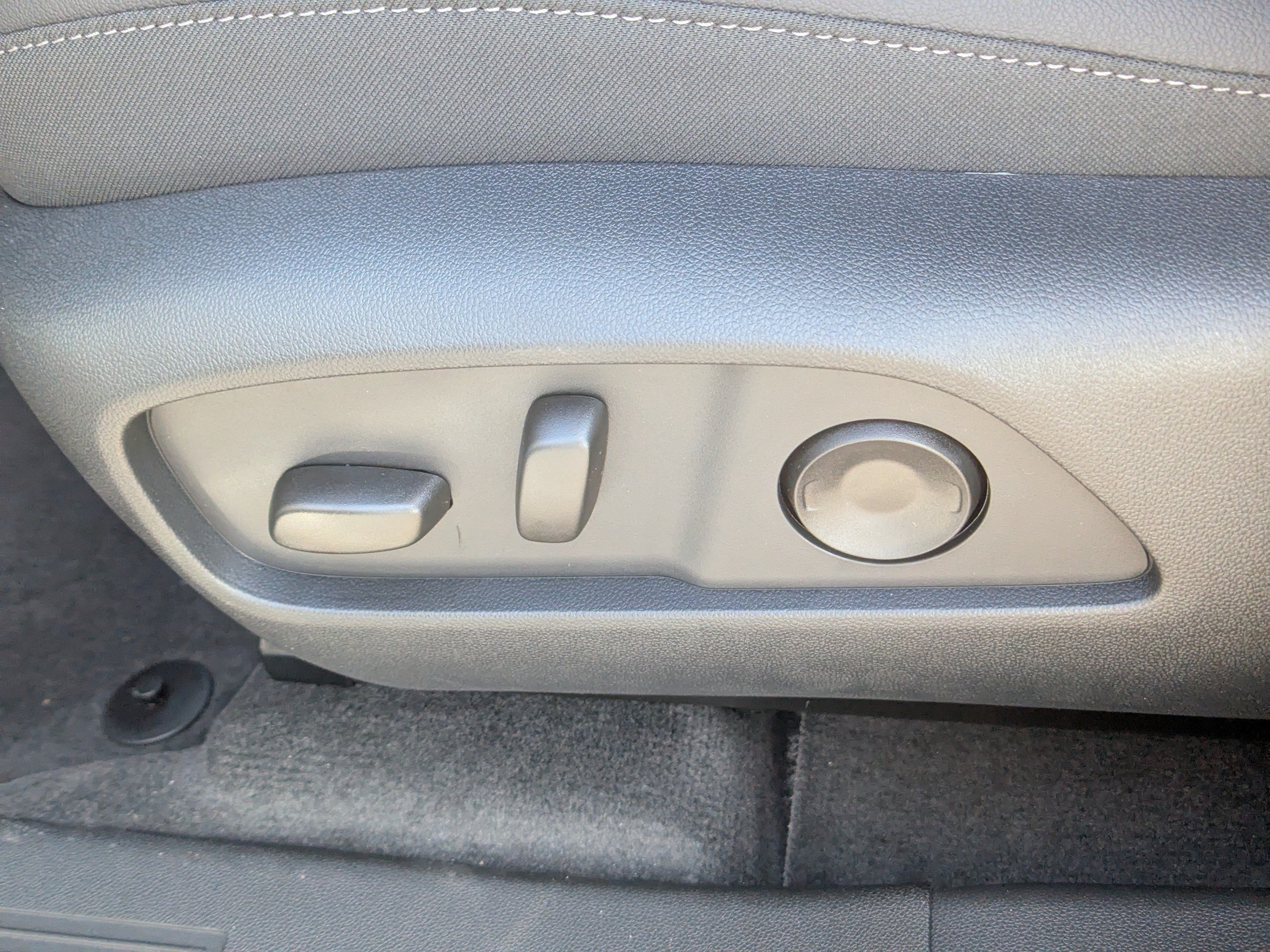 New 2027 Chevrolet Equinox LT w/ Convenience Package II FWD image 16