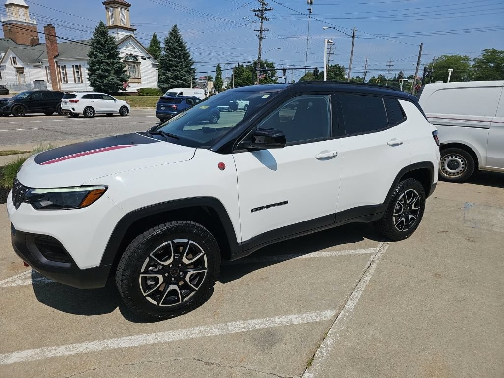 Certified 2025 Jeep Compass Trailhawk w/ Trailhawk Elite Group AWD/4WD image 11