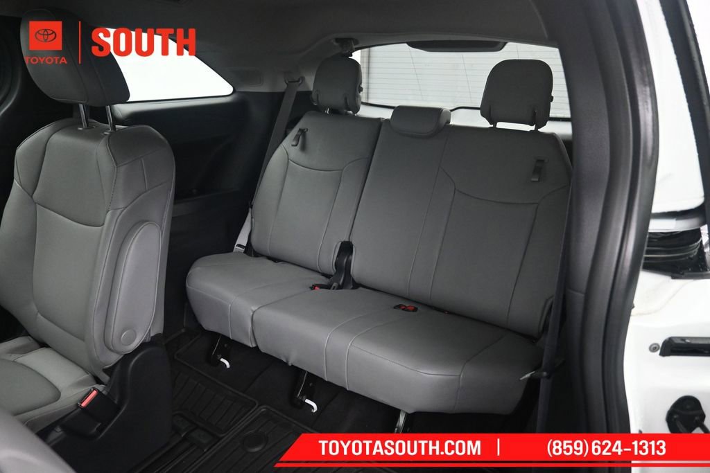 Used 2025 Toyota Sienna XLE FWD image 32