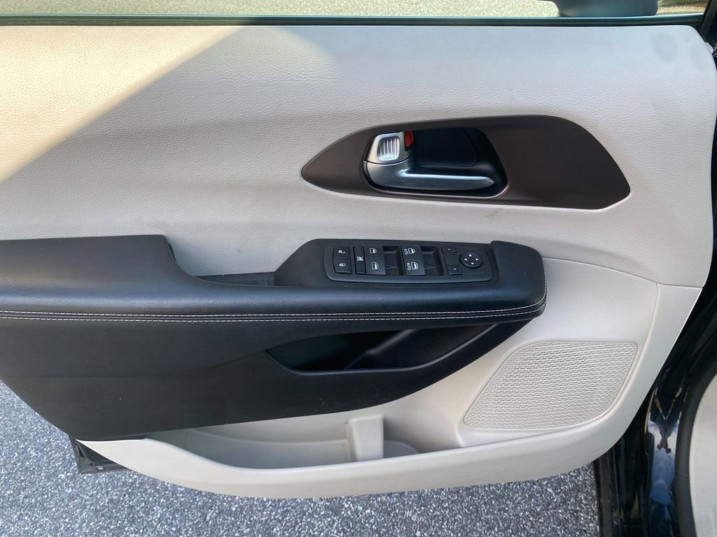 Used 2022 Chrysler Voyager LX image 11