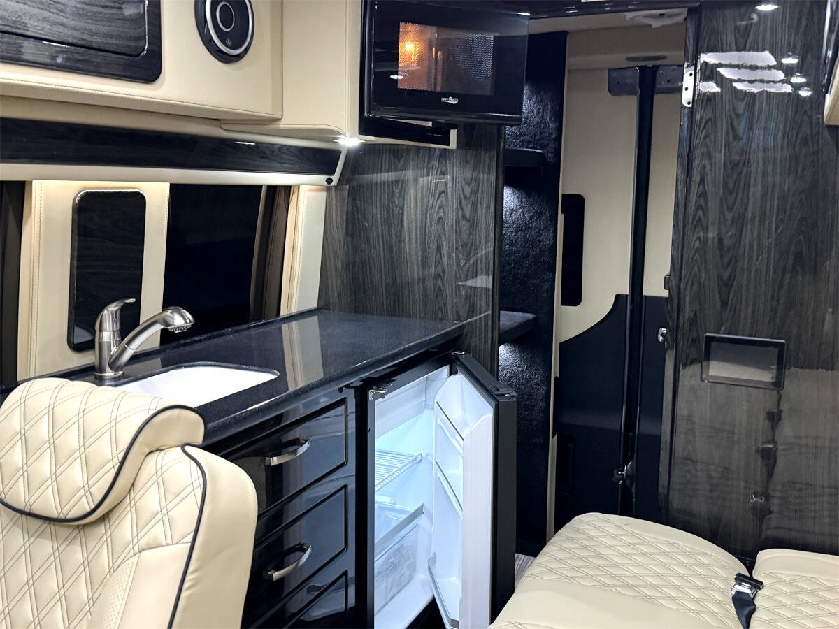 Used 2024 Mercedes-Benz Sprinter 3500 image 4