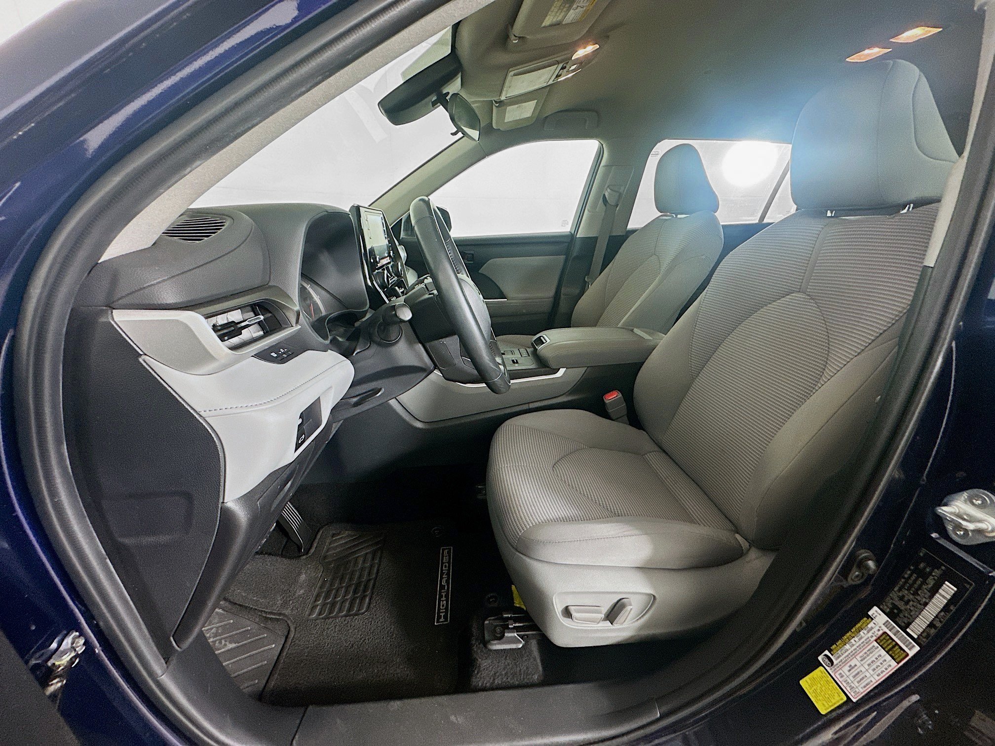 Used 2022 Toyota Highlander LE FWD image 13