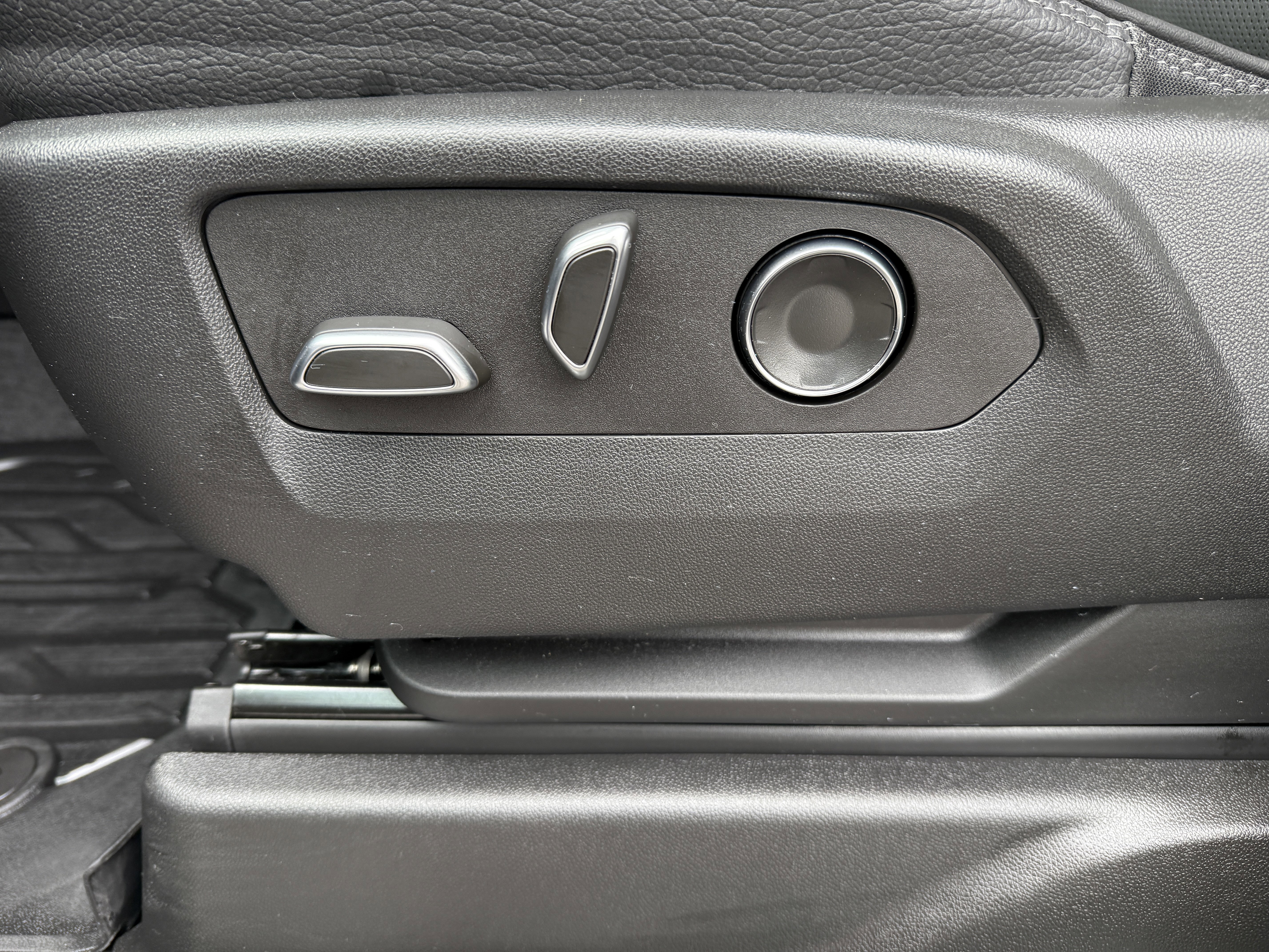 Used 2024 GMC Yukon XL Denali w/ Advanced Technology Package image 37