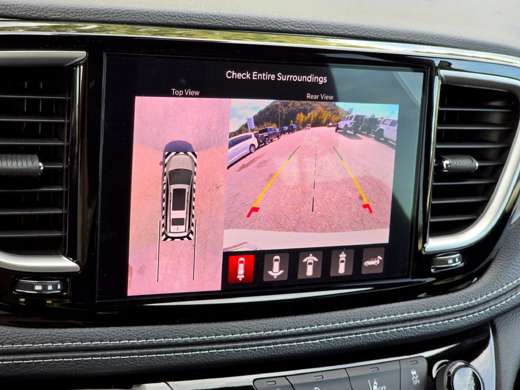 New 2027 Chrysler Pacifica Limited AWD/4WD image 9