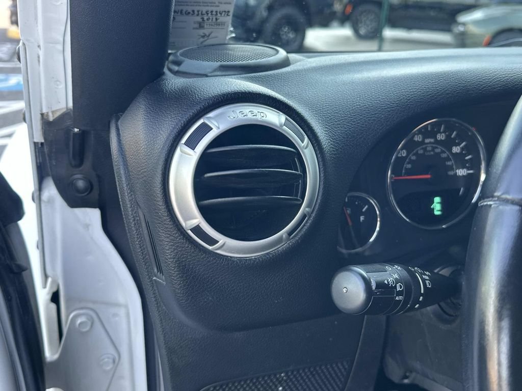 Used 2018 Jeep Wrangler Unlimited Sahara w/ Connectivity Group AWD/4WD image 27