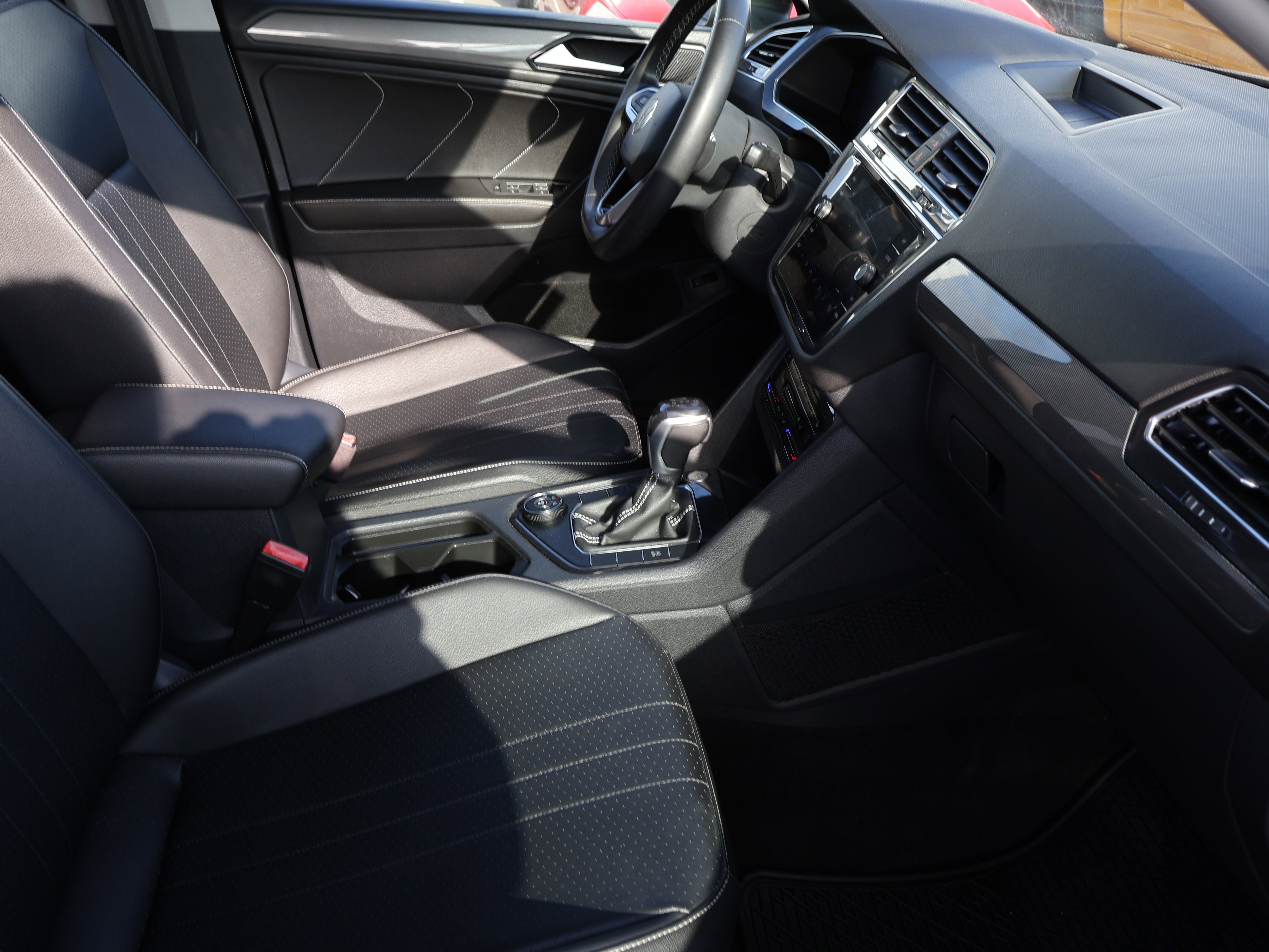 Used 2022 Volkswagen Tiguan SE w/ Panoramic Sunroof Package image 11