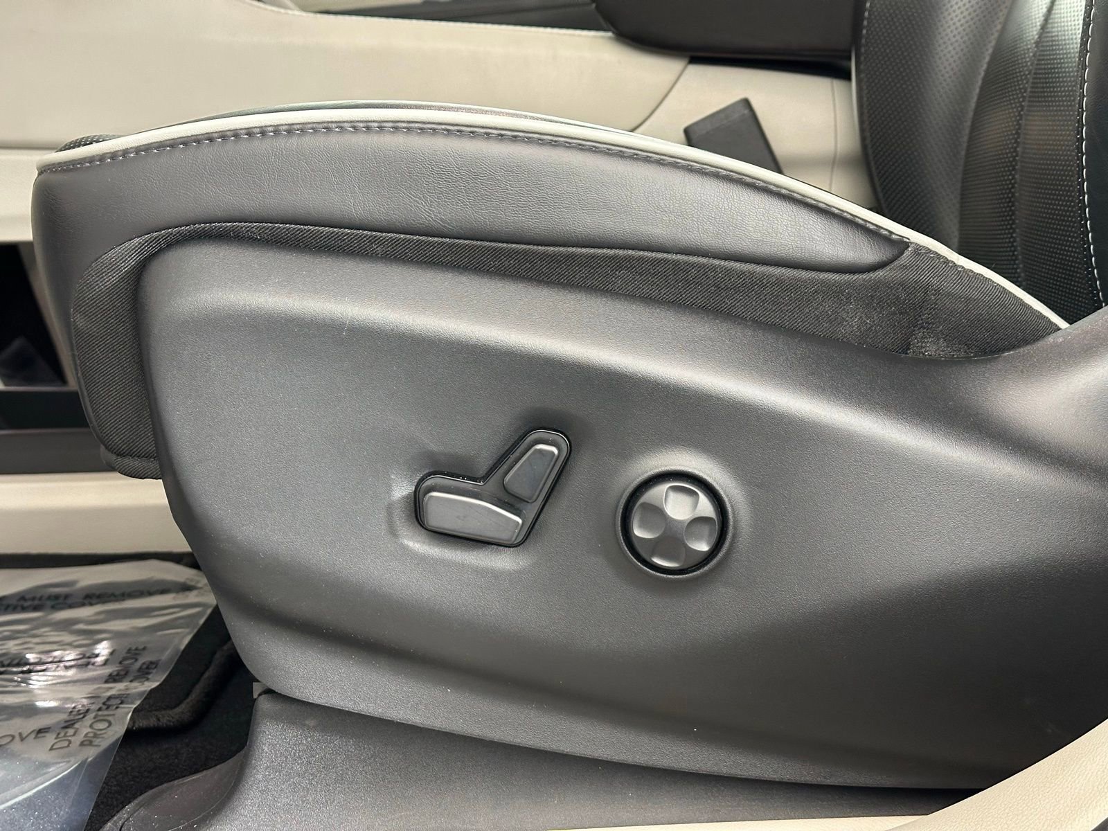 Used 2024 Chrysler Pacifica Limited image 8