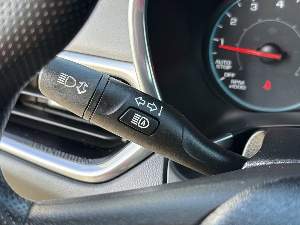 Used 2020 Chevrolet Equinox LS image 36