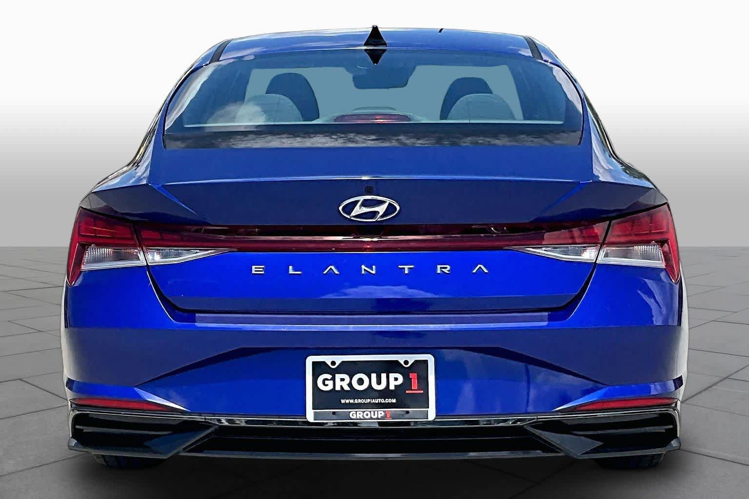Used 2022 Hyundai Elantra SEL w/ Convenience + Premium Package FWD image 5