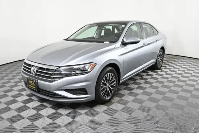 Used 2021 Volkswagen Jetta SE image 2