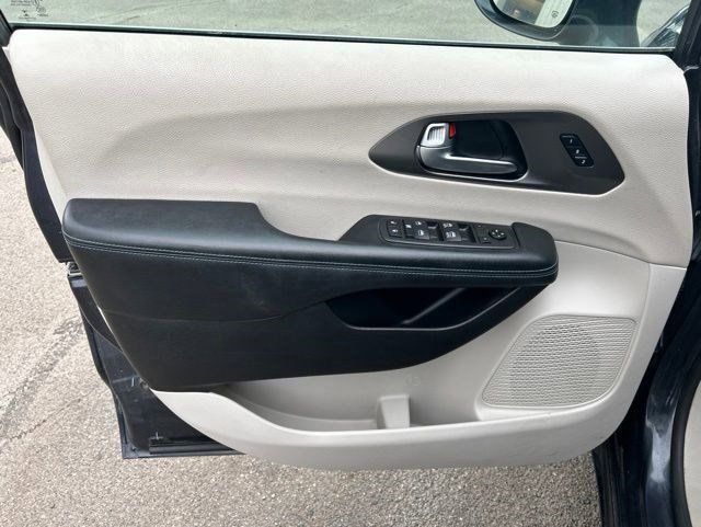 Used 2021 Chrysler Pacifica Touring-L FWD image 10
