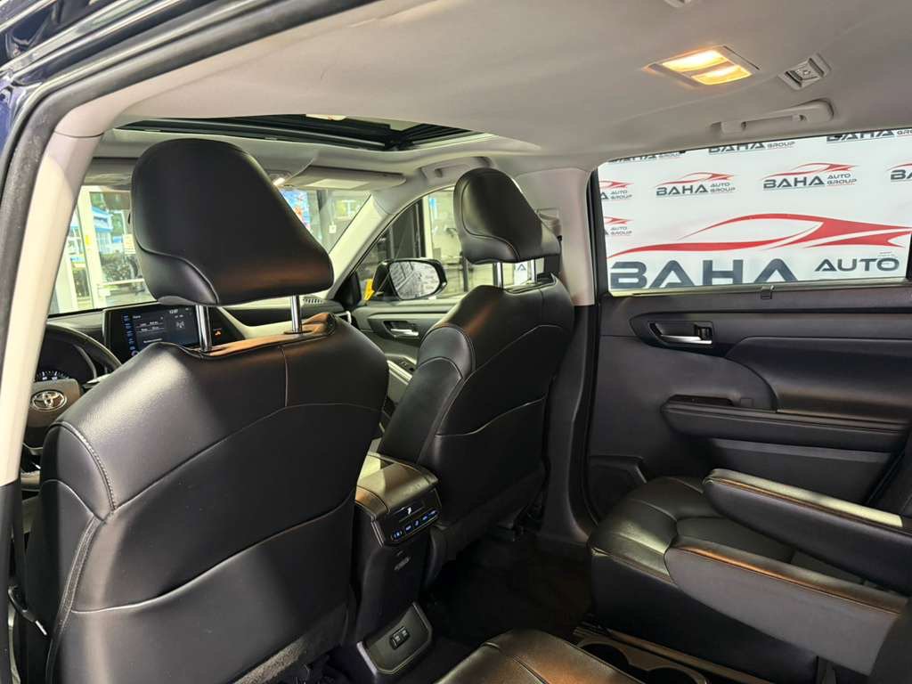 Used 2021 Toyota Highlander XLE AWD/4WD image 40