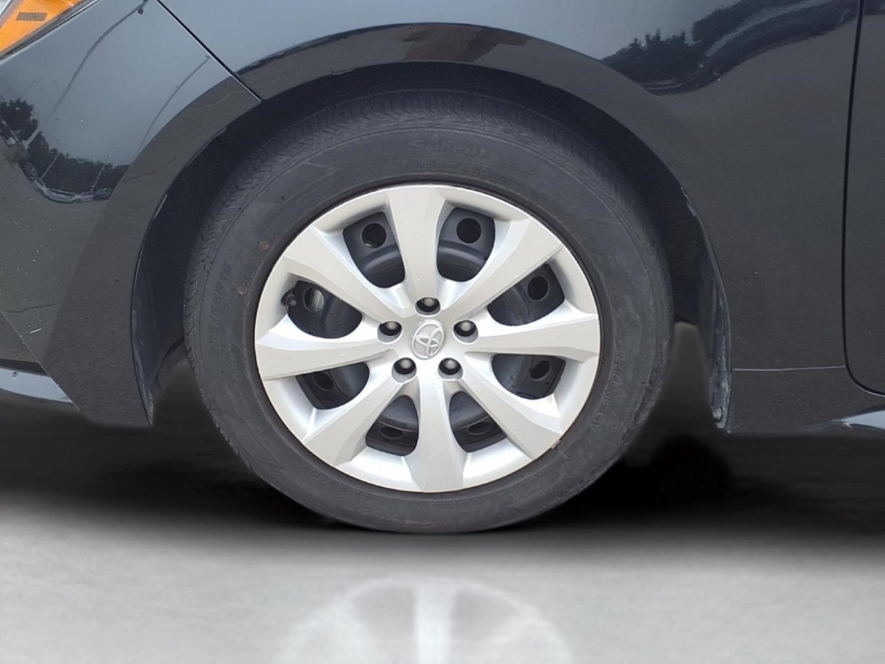 Used 2024 Toyota Corolla LE FWD image 9