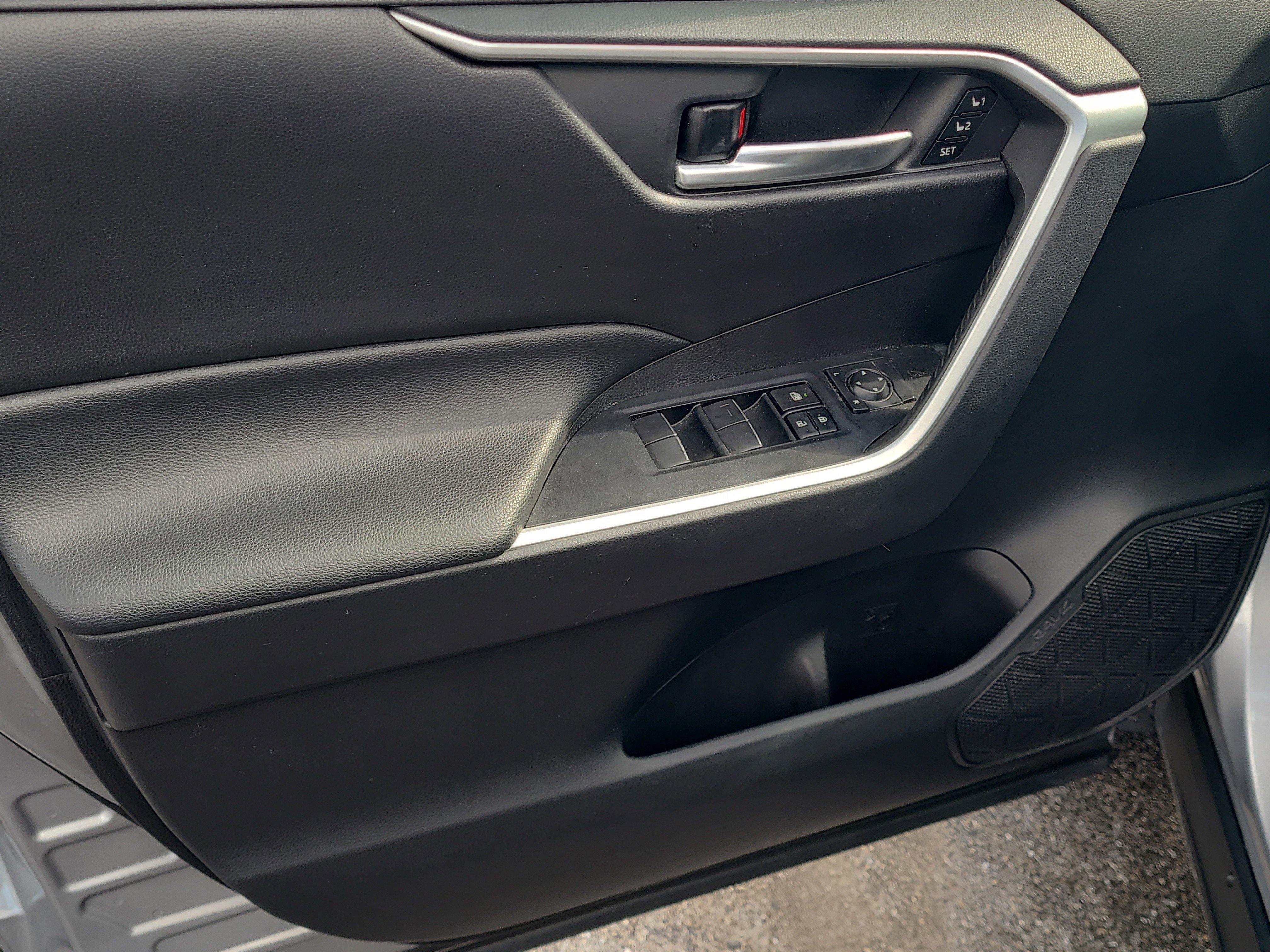 Used 2021 Toyota RAV4 XLE Premium image 19