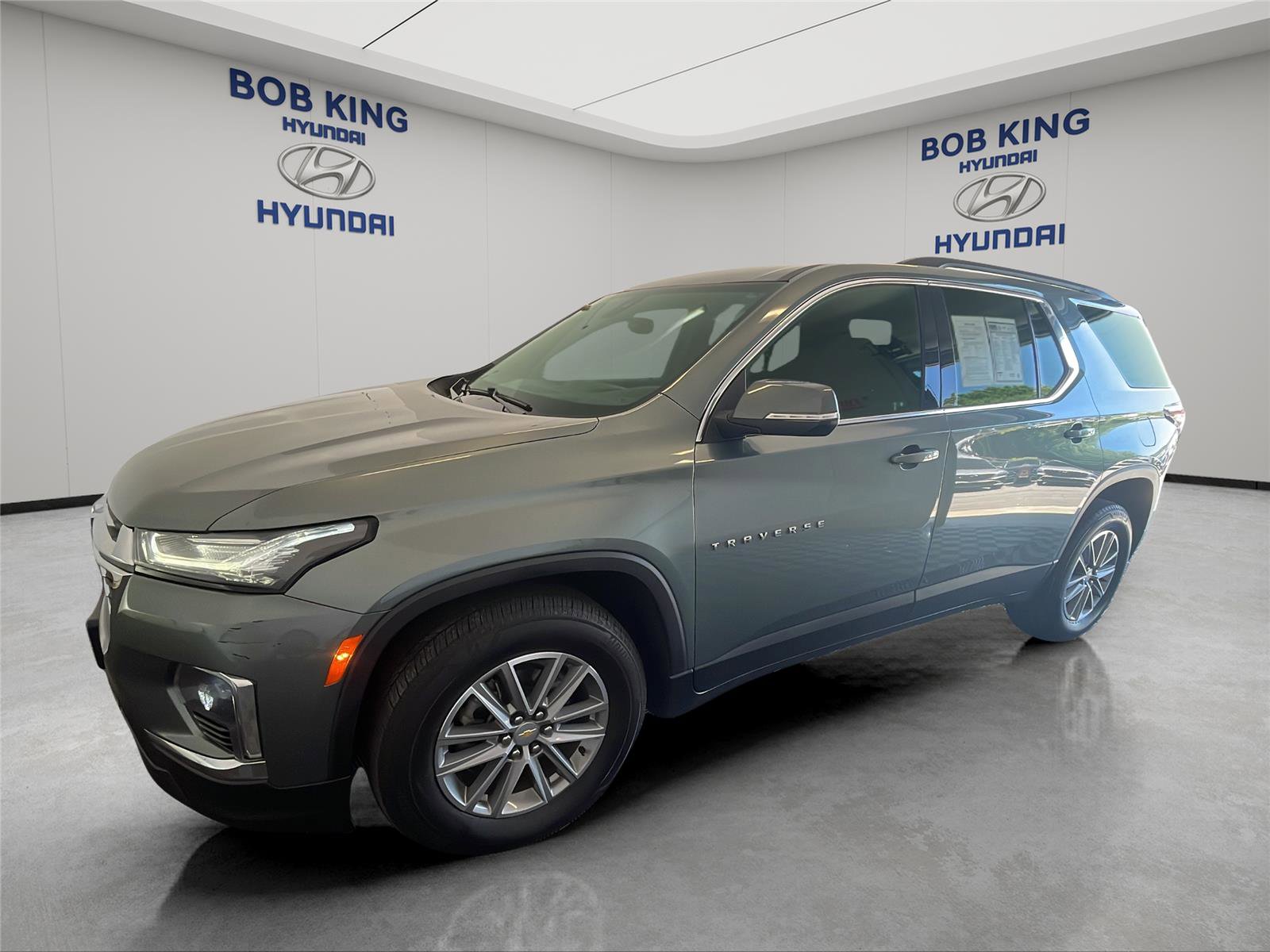 Used 2023 Chevrolet Traverse LT AWD/4WD image 1