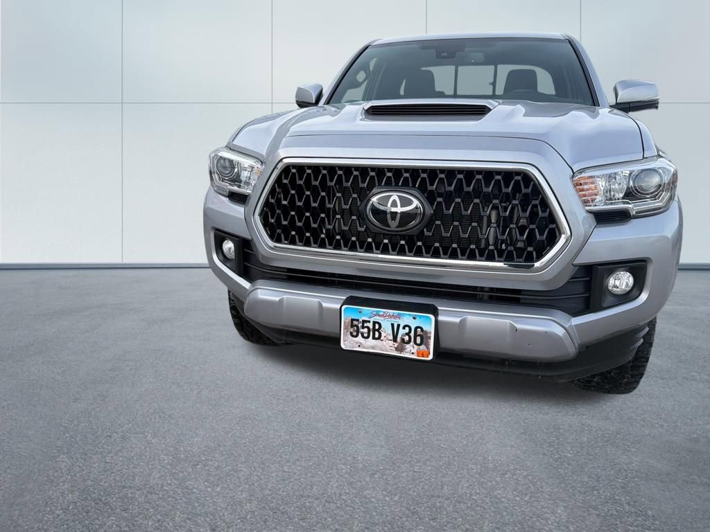 Used 2018 Toyota Tacoma TRD Sport image 2