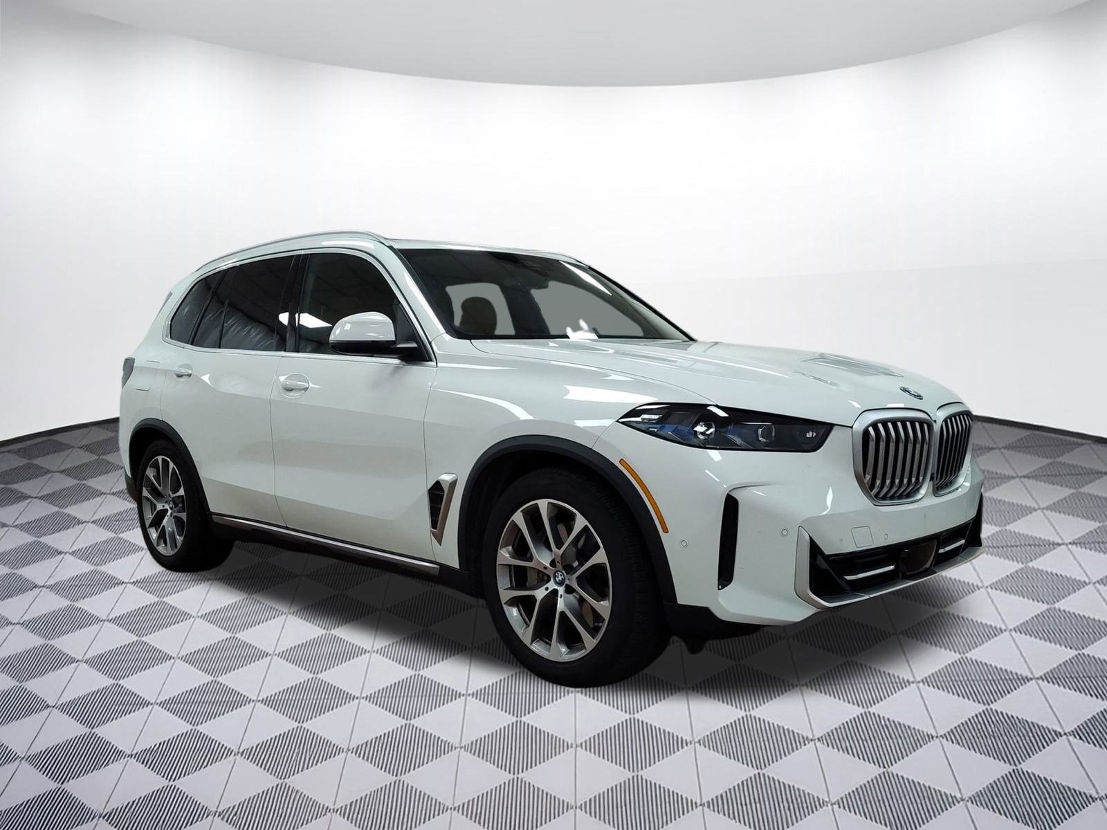 Used 2025 BMW X5 xDrive50e w/ Parking Assistance Package image 6