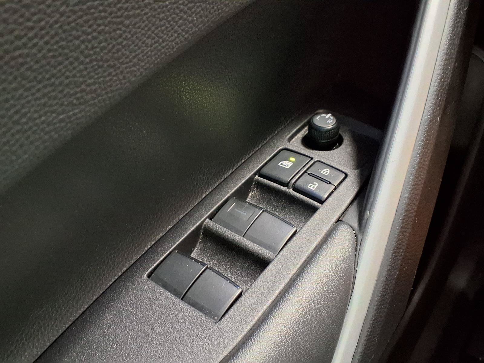 Used 2025 Toyota Corolla Cross XLE FWD image 31