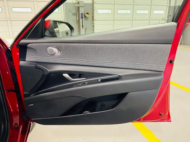Used 2023 Hyundai Elantra Limited w/ Preferred Accessory Package FWD image 38