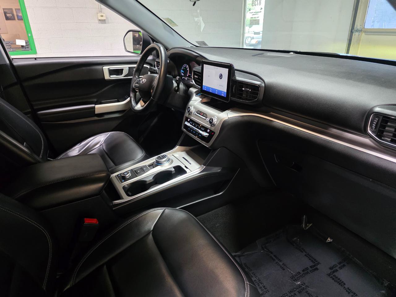 Used 2021 Ford Explorer XLT w/ Equipment Group 202A AWD/4WD image 28