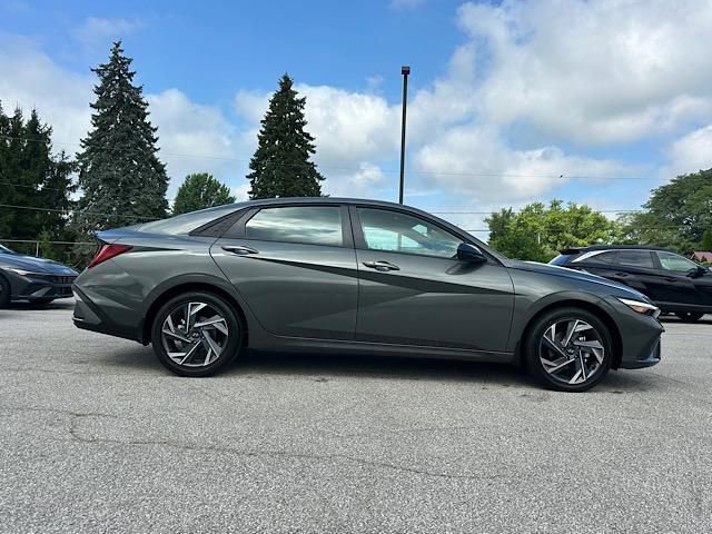 New 2025 Hyundai Elantra SEL image 3