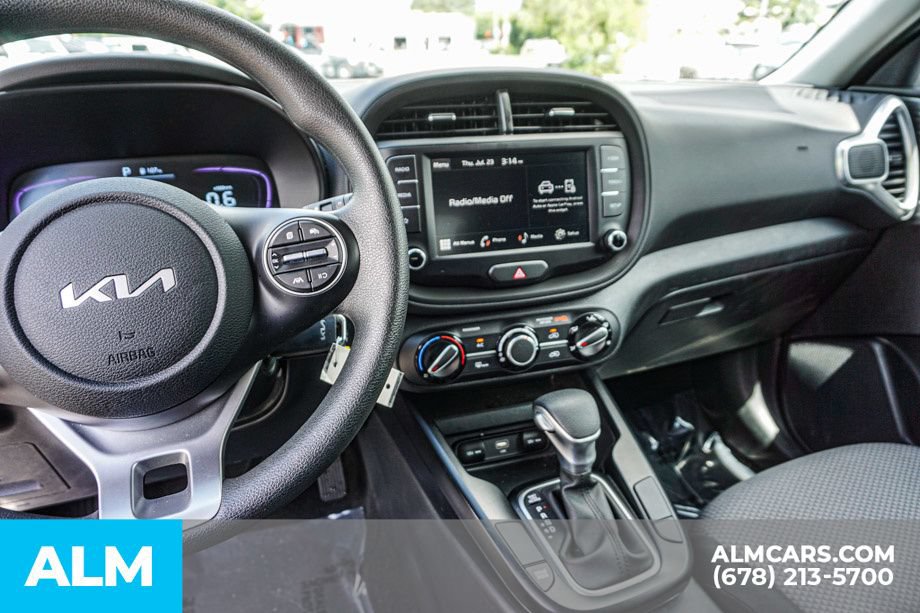 Used 2025 Kia Soul LX w/ LX Technology Package FWD image 32