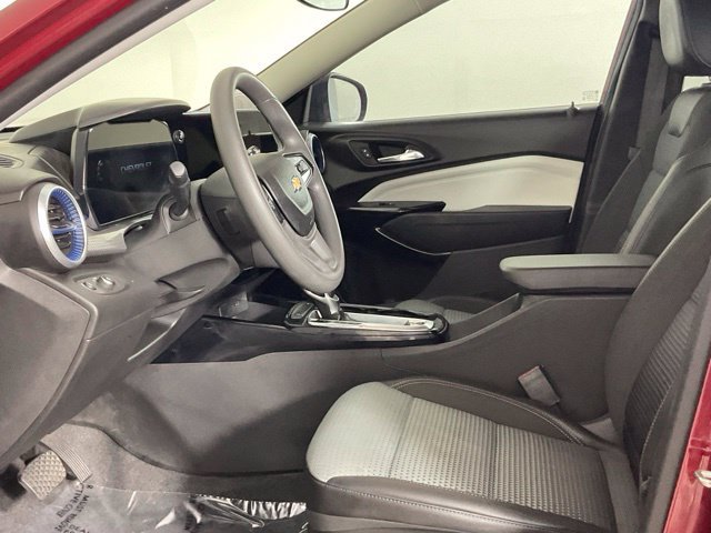 Used 2025 Chevrolet Trax LT FWD image 10