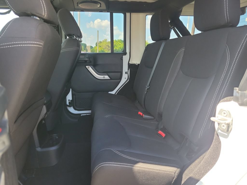 Used 2014 Jeep Wrangler Unlimited Sahara w/ Connectivity Group AWD/4WD image 11