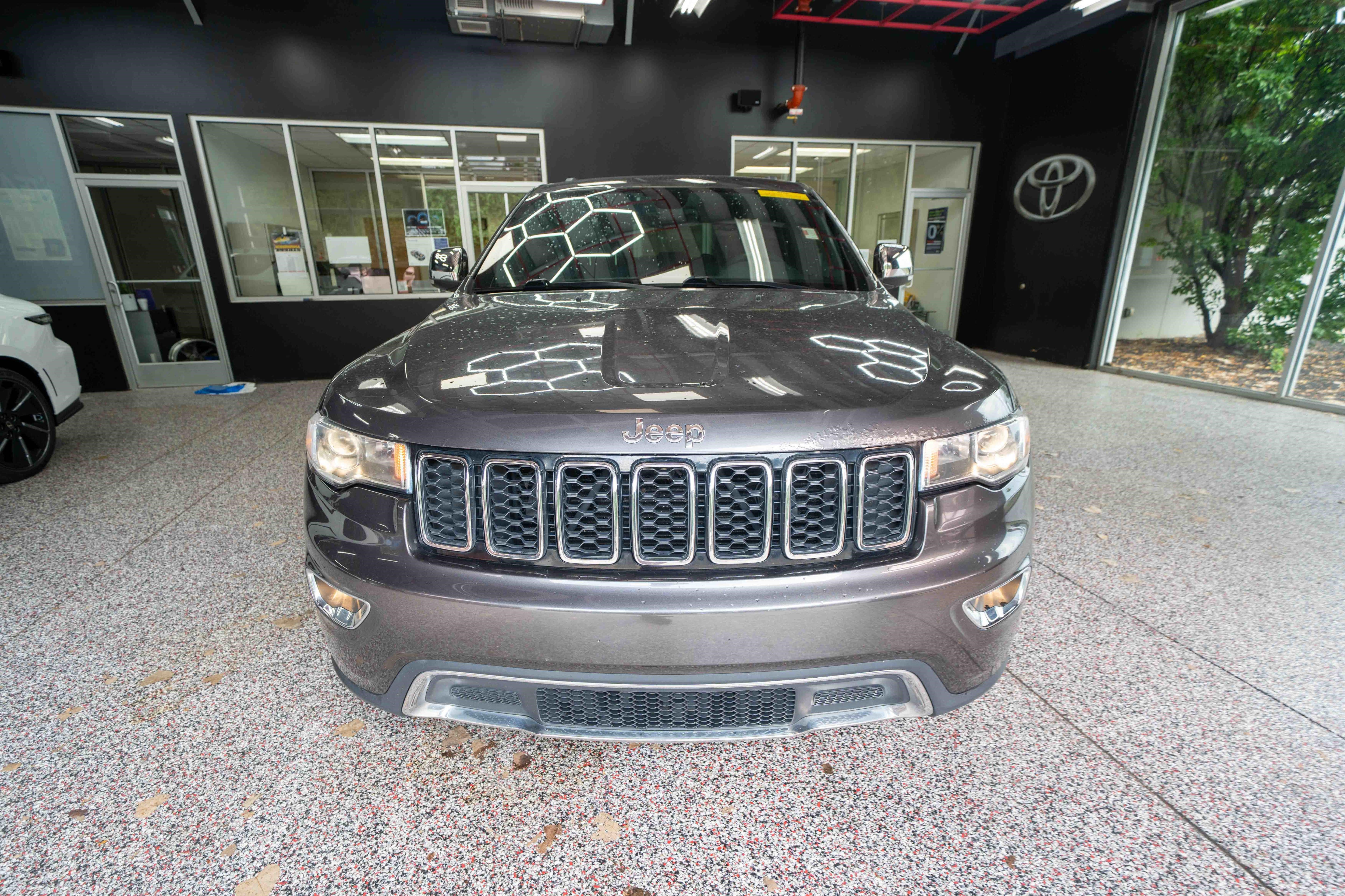 Used 2017 Jeep Grand Cherokee Limited AWD/4WD image 6
