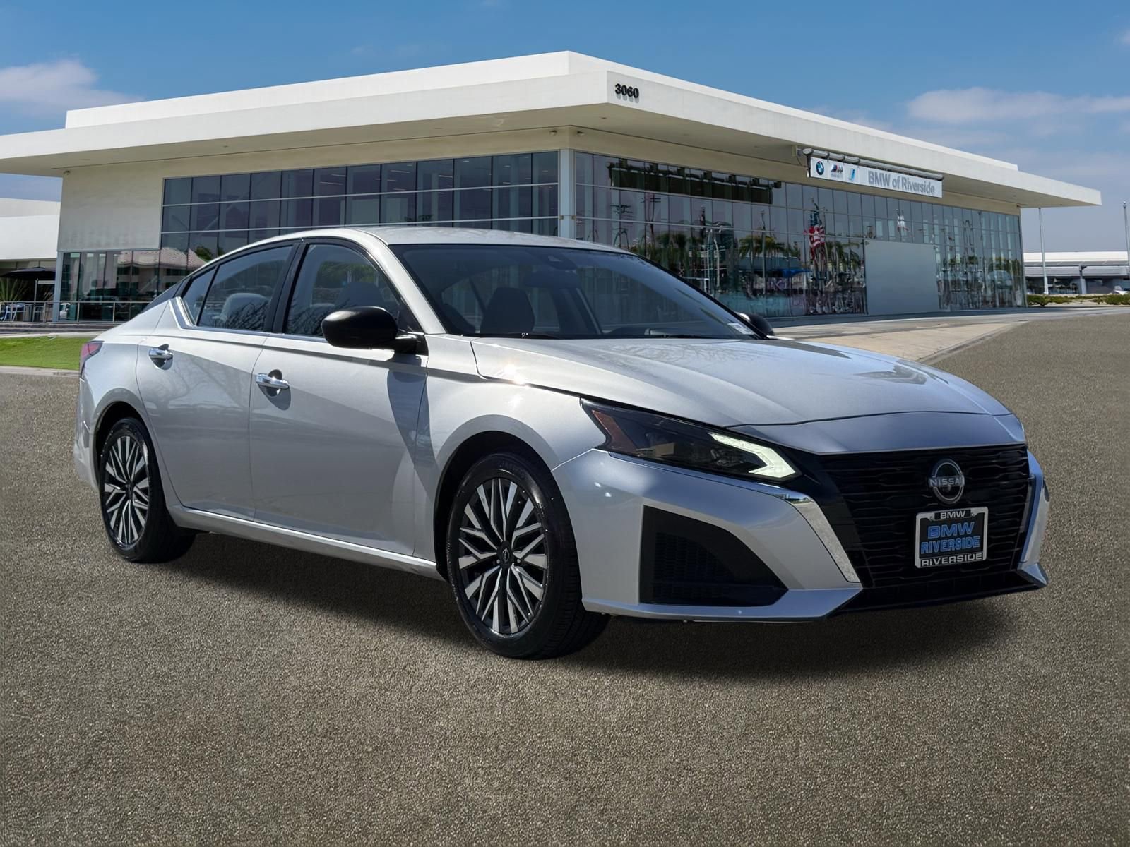 Used 2024 Nissan Altima 2.5 SV image 2