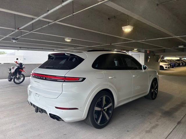 Used 2025 Porsche Cayenne S AWD/4WD image 3