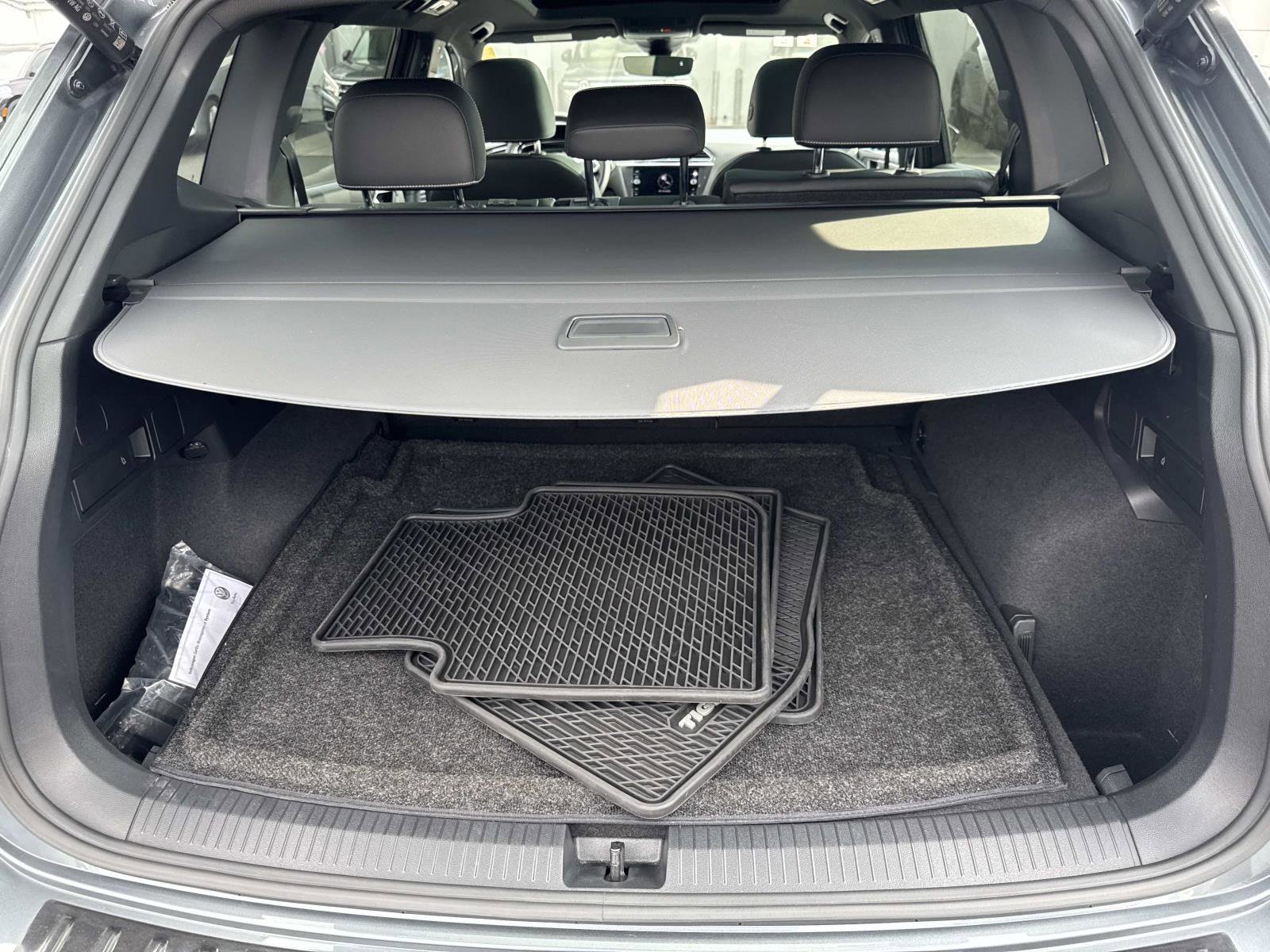 Certified 2023 Volkswagen Tiguan SEL R-Line image 5