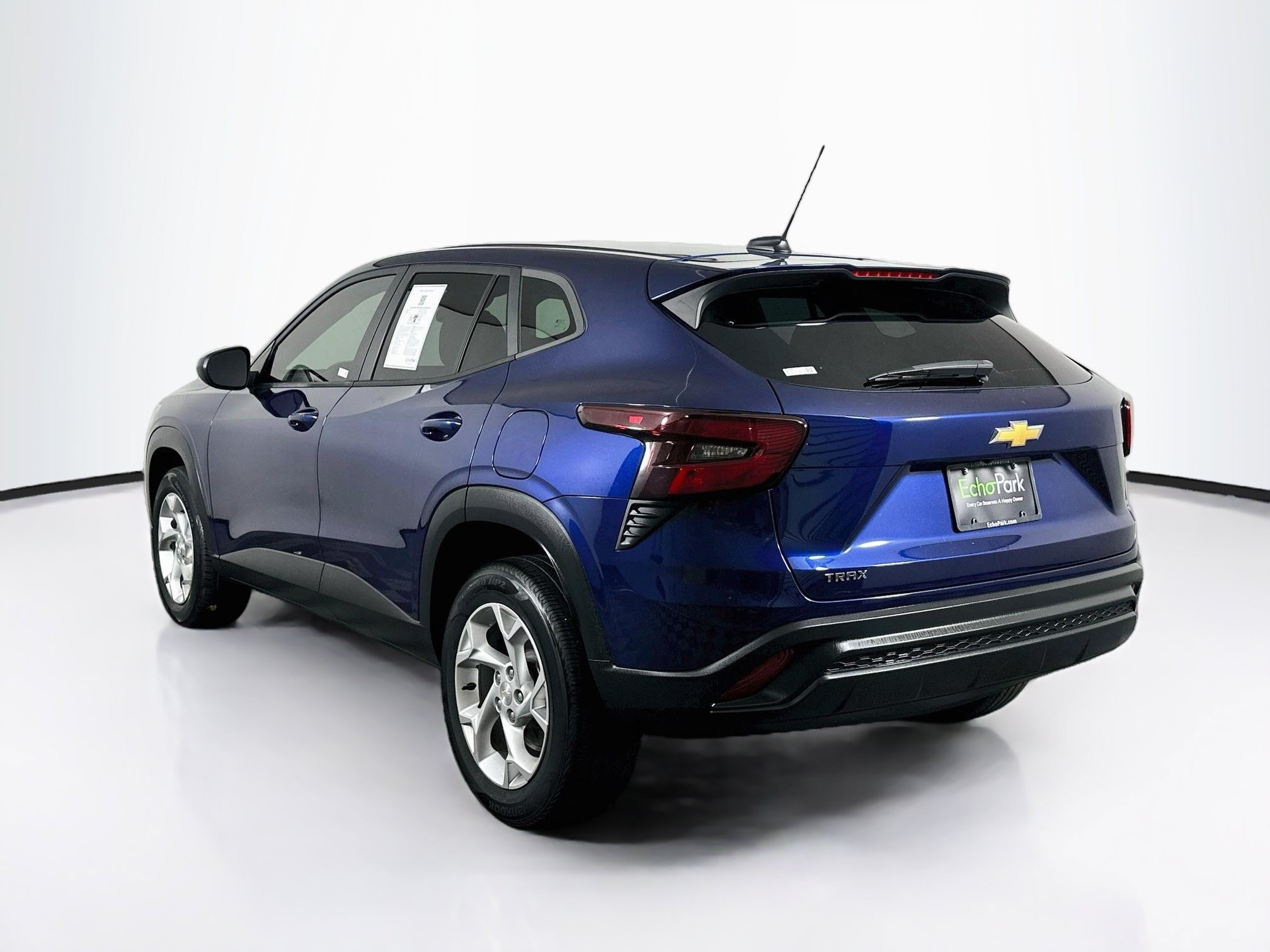 Used 2024 Chevrolet Trax LS w/ LS Convenience Package FWD image 5