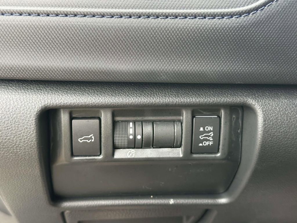 Used 2025 Subaru Forester Premium image 32