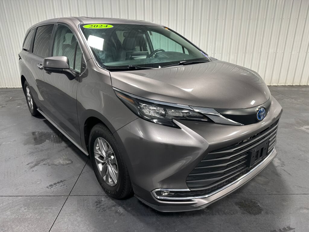 Used 2024 Toyota Sienna XLE AWD/4WD image 2