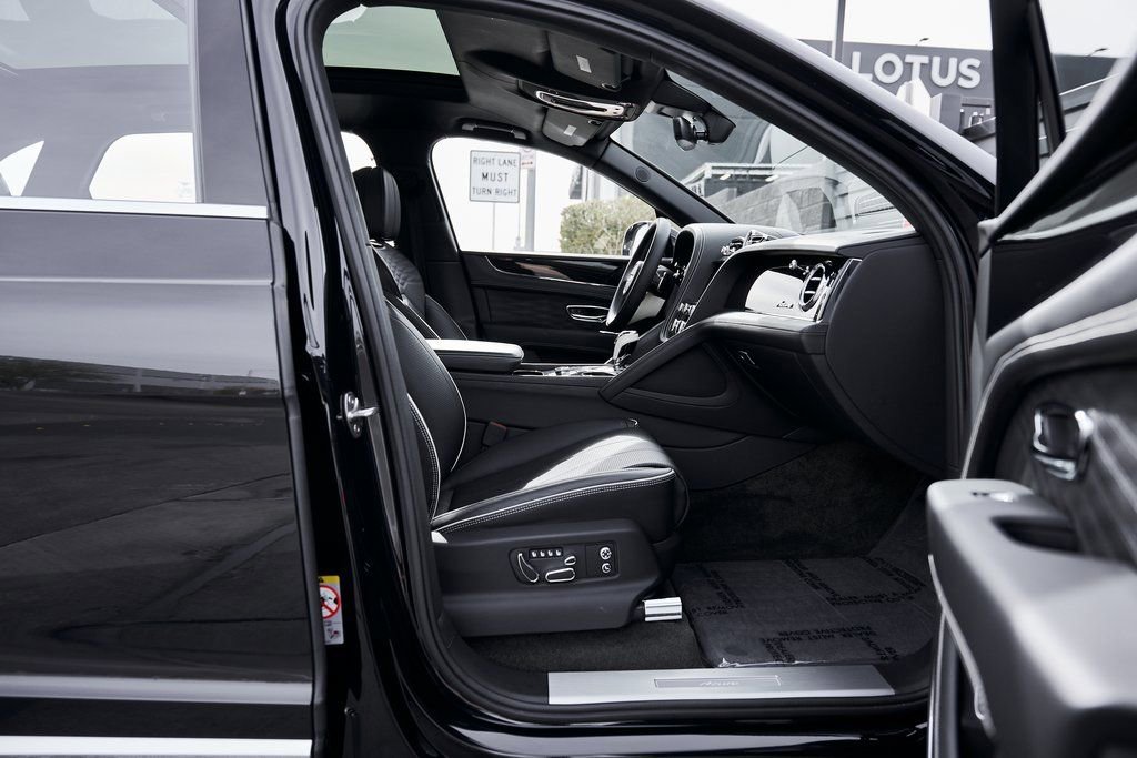 Used 2023 Bentley Bentayga Extended Wheelbase AWD/4WD image 24