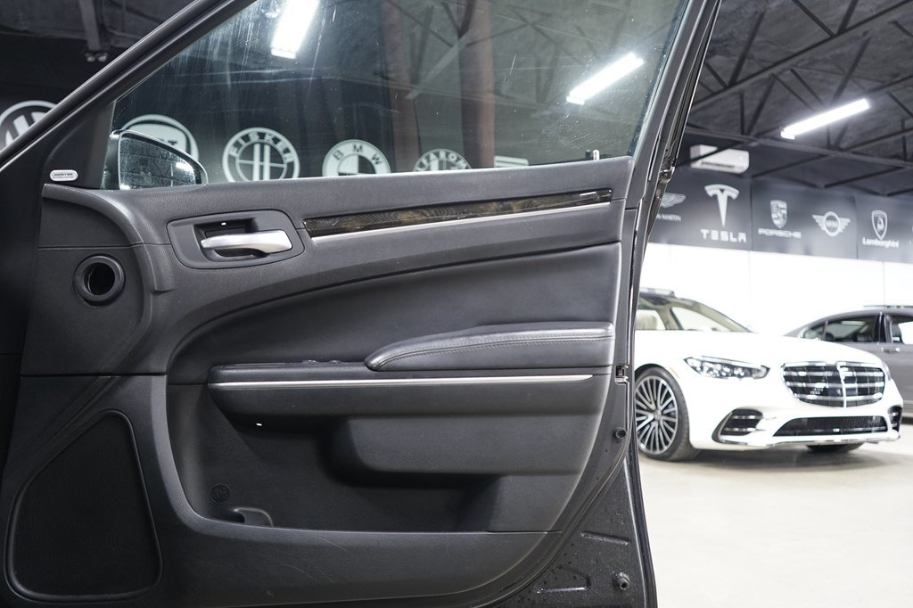 Used 2017 Chrysler 300 C RWD image 22