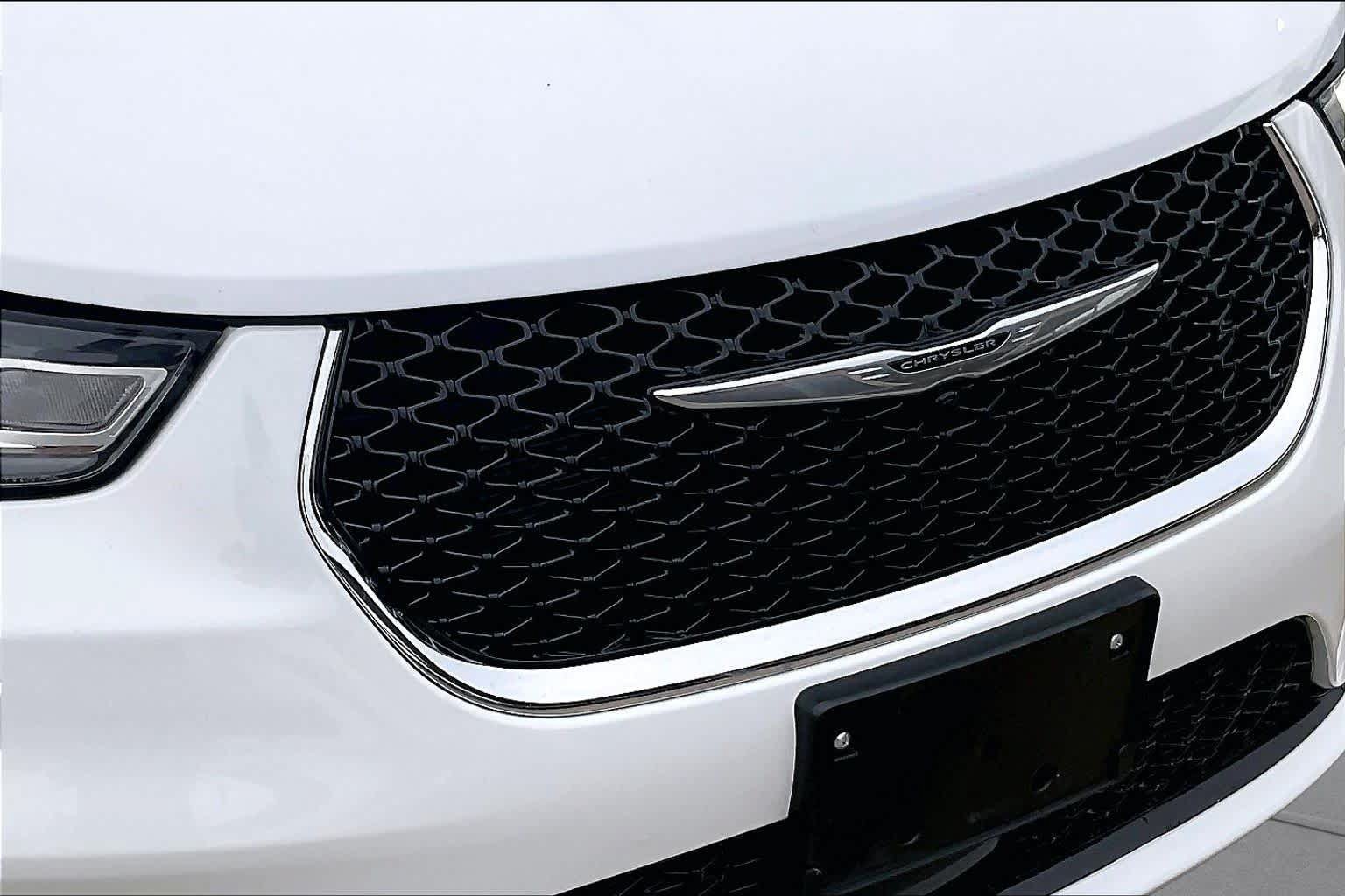 Used 2024 Chrysler Pacifica Touring-L FWD image 29