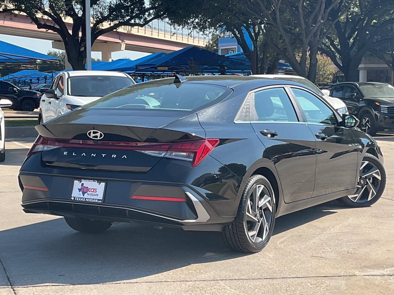 Used 2025 Hyundai Elantra SEL FWD image 4
