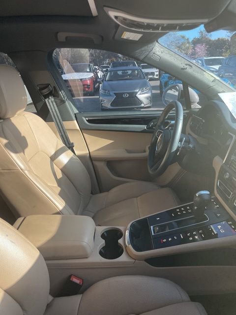Used 2023 Porsche Macan Turbo image 8