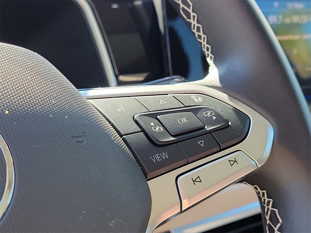 Certified 2025 Volkswagen Taos SE image 29