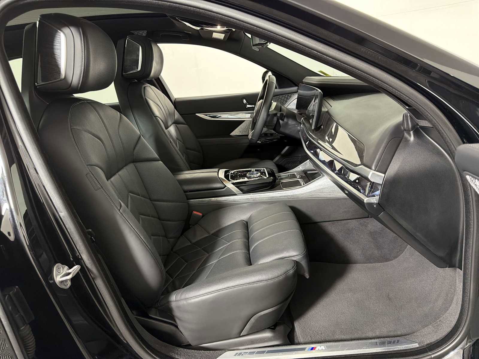 Certified 2023 BMW i7 xDrive60 w/ Executive Package 2 image 25