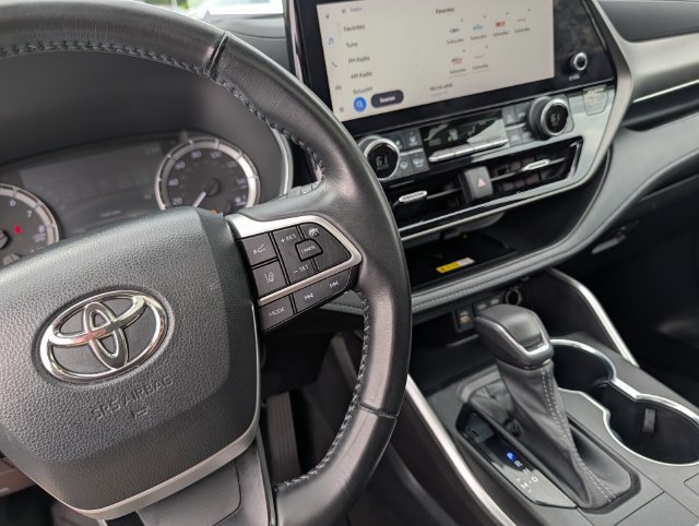 Used 2023 Toyota Highlander XLE FWD image 21