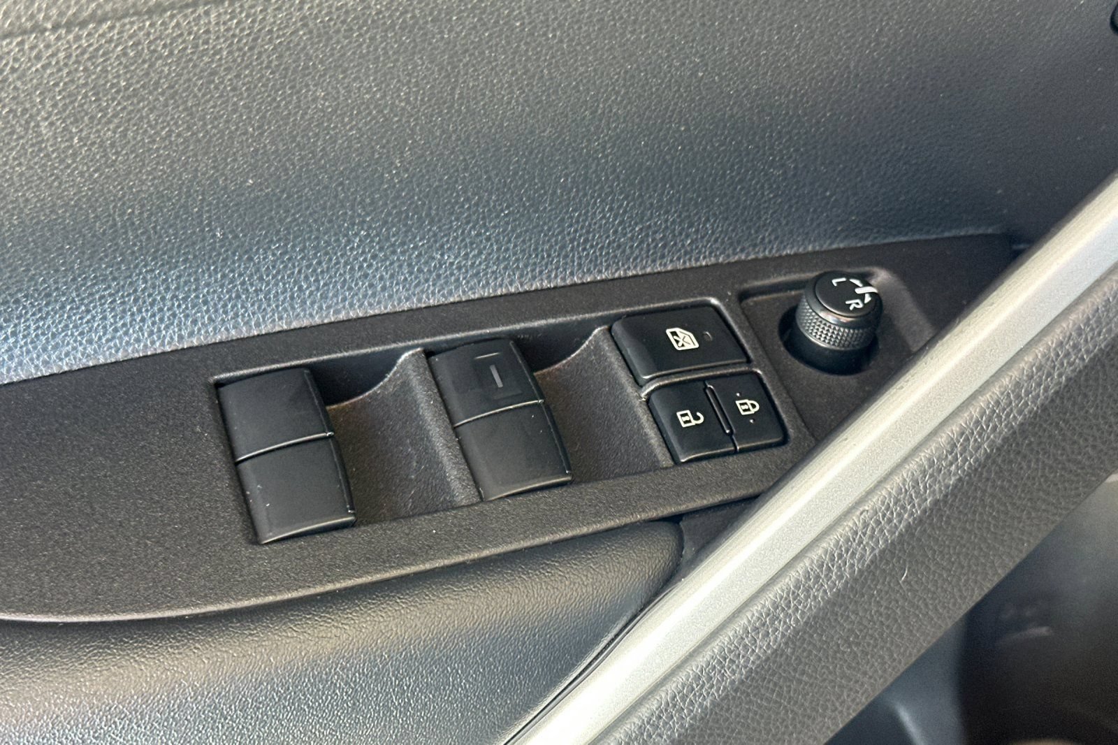 Used 2025 Toyota Corolla Cross AWD Hybrid image 13