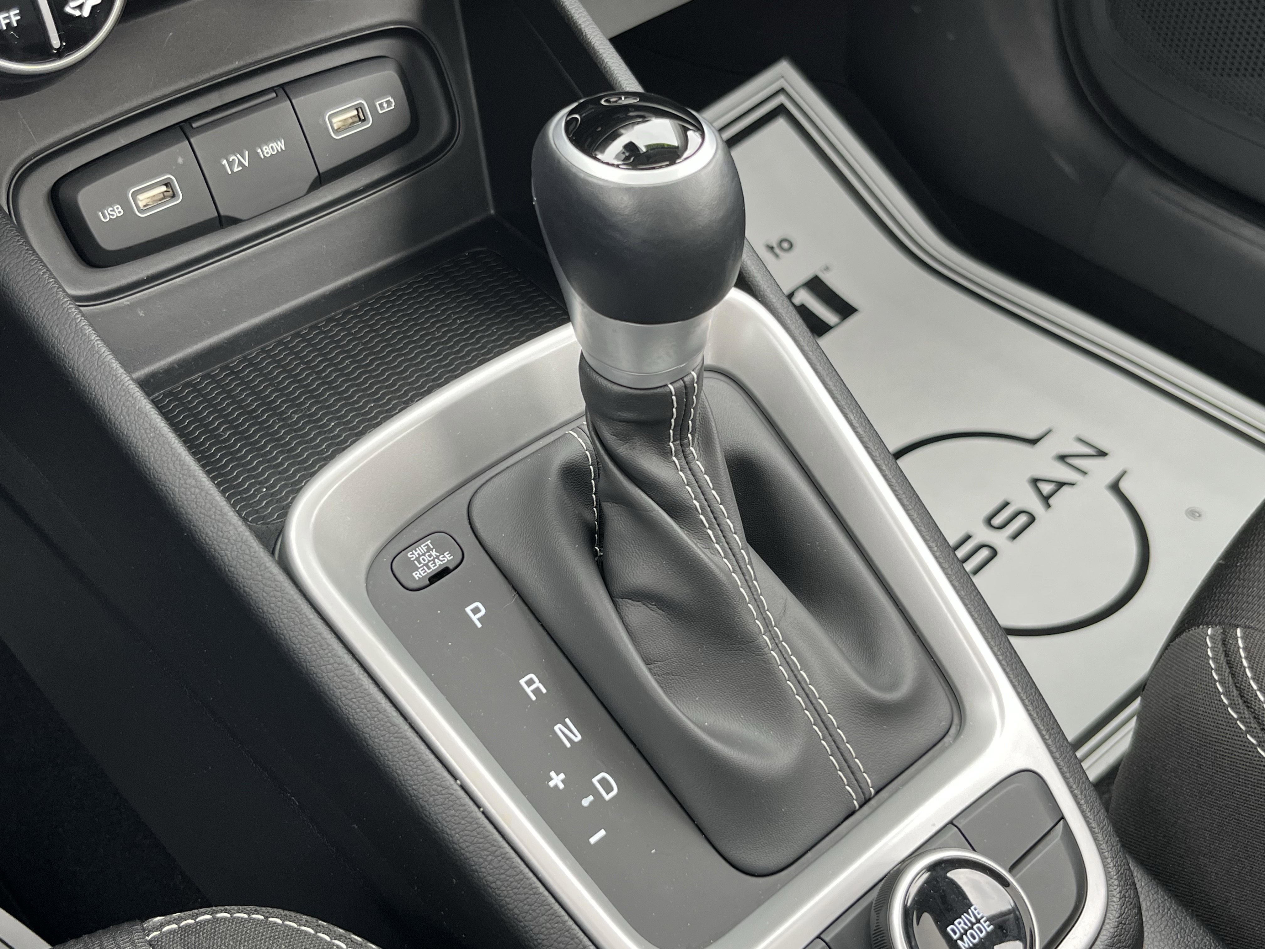 Used 2022 Hyundai Venue SEL image 25