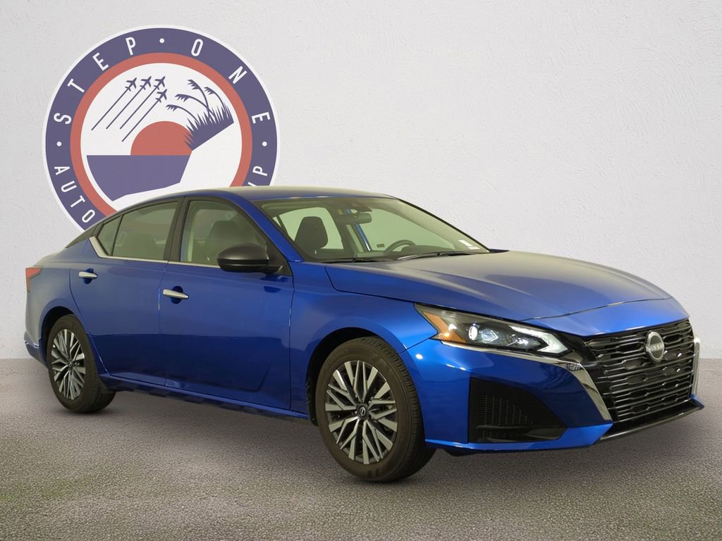 Used 2025 Nissan Altima 2.5 SV image 2