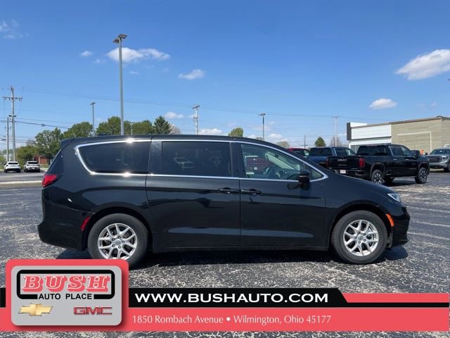 Used 2023 Chrysler Pacifica Touring-L FWD image 8
