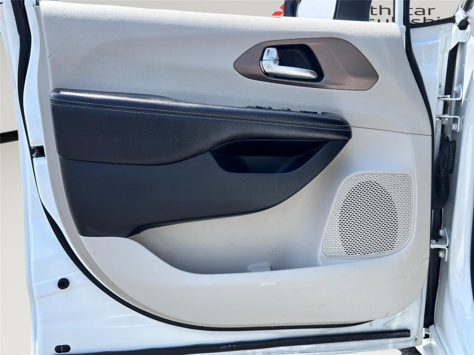 Used 2020 Chrysler Voyager L image 24