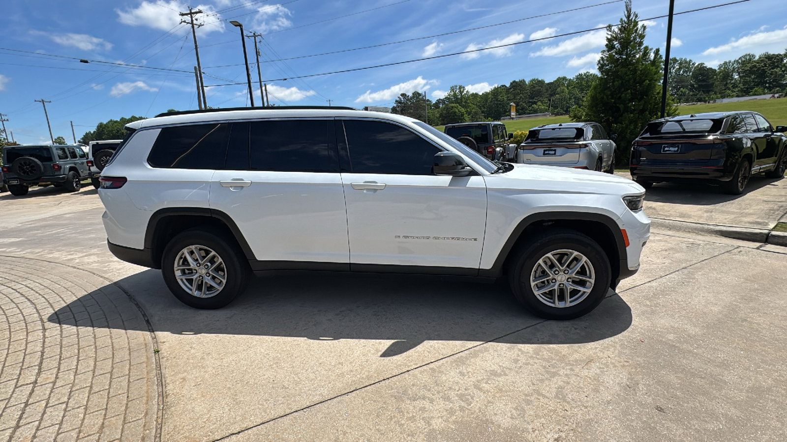 Used 2025 Jeep Grand Cherokee L Laredo AWD/4WD image 7