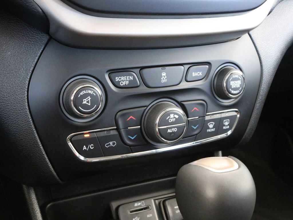 Used 2017 Jeep Cherokee Limited AWD/4WD image 15